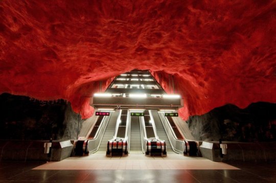 Эскалатор,  ведущий в ад,  — это всего лишь станция метро в Стокгольме.