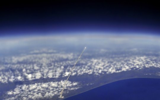 ხომალდი “ატლანტისი" აფრენის მომენტში,  სურათი საერთაშორისო კოსმოსური სადგურიდან