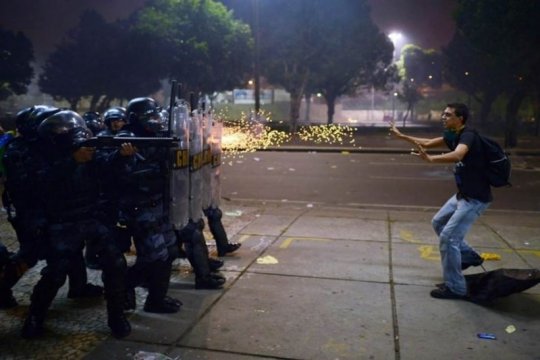 ბრაზილია-პოლიცია დემონსტრატს რეზინის ტყვიენს ესვრის, როცა კორუფციის წინააღმდეგ გამართული საპროტესტო 