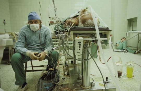 კარდიოქირურგი ზბიგნევ რელიგა აკვირდება პაციენტის 23-საათიან გულის გადანერგვის ოპერაციის შემდეგ, მის