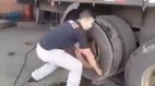თავისი საქმის ზე პროფესიონალი სატვირთოს ბორბალს უცვლის