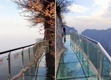 ჩინეთში ცაში გამოკიდებული მინის ხიდი პირდაპირ ტურისტების თვალწინ დაიმსხვრა