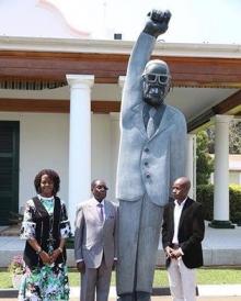 ზიმბაბვეს პრეზიდენტმა საკუთარ თავს ძეგლი გაუხსნა