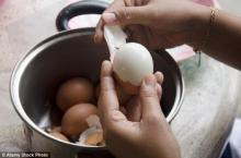 რა უნდა გავაკეთოთ იმისთვის რომ კვერცხი მარტივად გაიფცქვნას და ადვილად მოიხარშოს