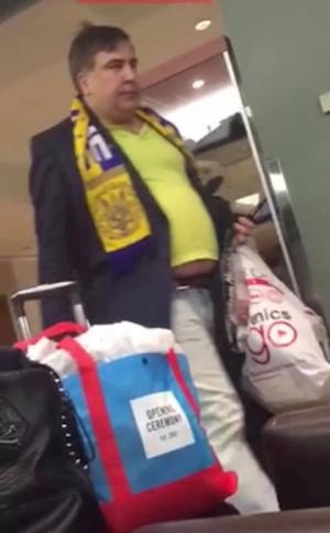 რატომ გამოიყურებოდა სააკაშვილი "დაბნეულად და გასაცოდავებულად" აშშ-ს აეროპორტში - ვიდეო, რომელმაც ინტერნეტი მოიცვა