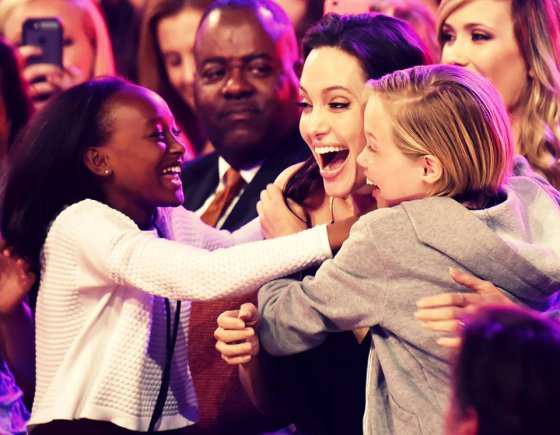 ანჯელინა ჯოლი შვილებთან ერთად ''Kids Choice Awards 2015''-ის დაჯილდოებაზე