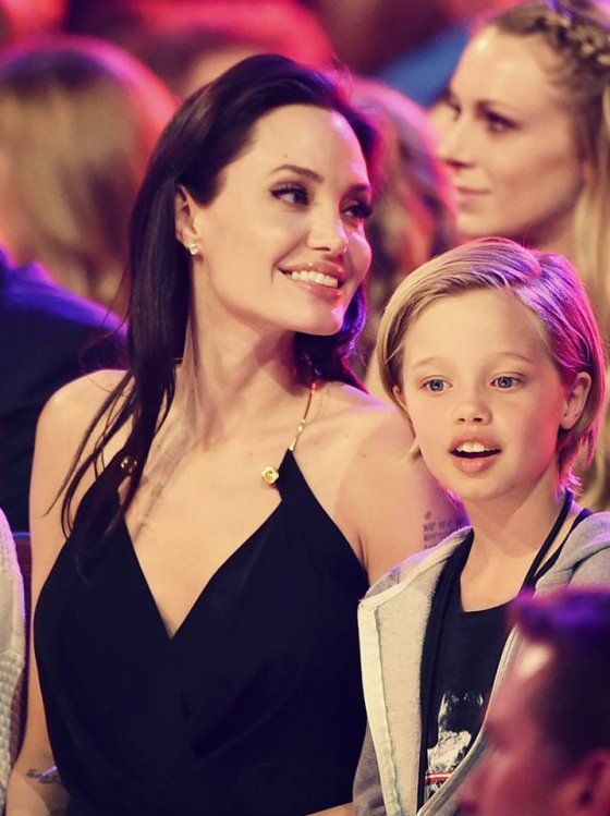 ანჯელინა ჯოლი შვილებთან ერთად ''Kids Choice Awards 2015''-ის დაჯილდოებაზე.