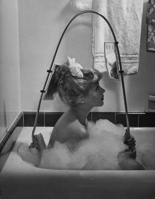 ზურგის გასახეხი სარკით-ფოტო ჟურნალ LIFE-იდან  1947 წ.