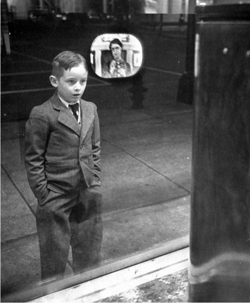 ბავშვი პირველად ხედავს ტელევიზორს მაღაზიის ვიტრინაში-1948 წელი