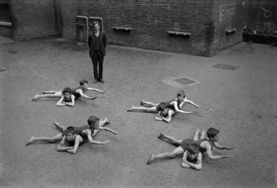 ცურვის გაკვეთილები სკოლის ეზოში. ინგლისი, 1920 წ
