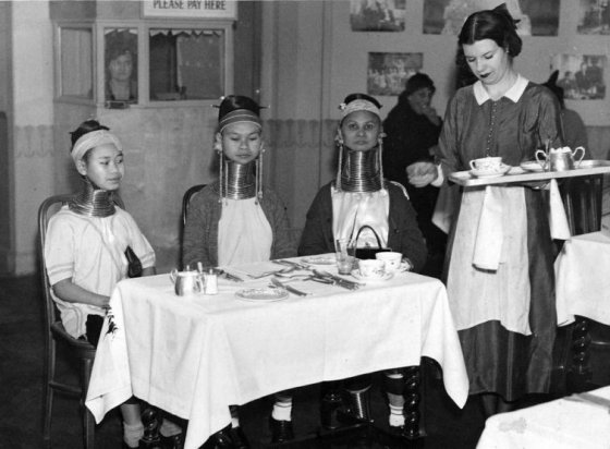 ბირმელი ქალები სვამენ ჩაის, 1935  წელი