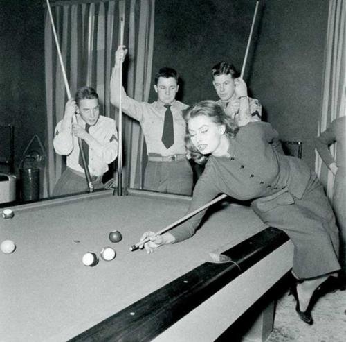 სოფი ლორენი ამერიკელ ჯარისკაცებთან ბილიარდის თამაშის დროს 1954 წელი