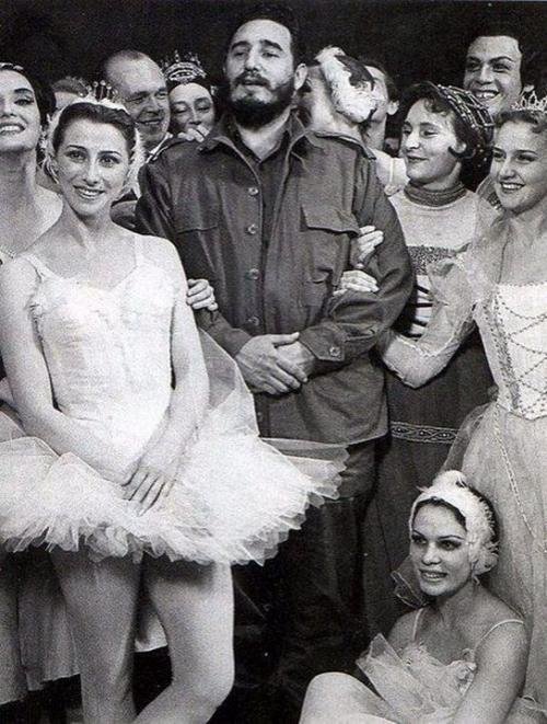 ფიდელ კასტრო მოსკოვის დიდი თეატრის მსახიობებთან ერთად-1963 წელი