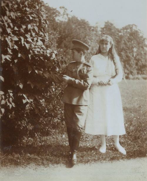 ალექსეი ნიკოლაევიჩი და ანასტასია ნიკოლაევნა ცარსკოე-სელოში. 1915 წელი.