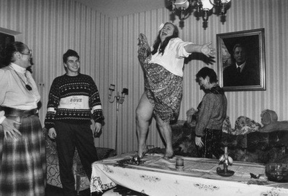 აკრძალული  ისტორიული  ფოტო: გალინა ბრეჟნევა-ლეონიდ  ბრეჟნევის შვილი  ცეკვავს  მაგიდაზე