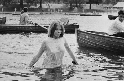 გოგონა ჰაიდ-პარკის წყალსაცავში გრილდება(ლონდონი-1969წელი)