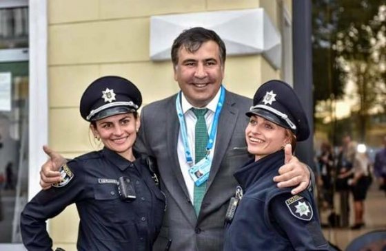 მიშა და უკრაინელი პოლიციელი ქალები