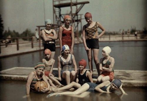 მოზარდი გოგონები საცურაო კოსტუმში-პოტსდამი 1928 წელი