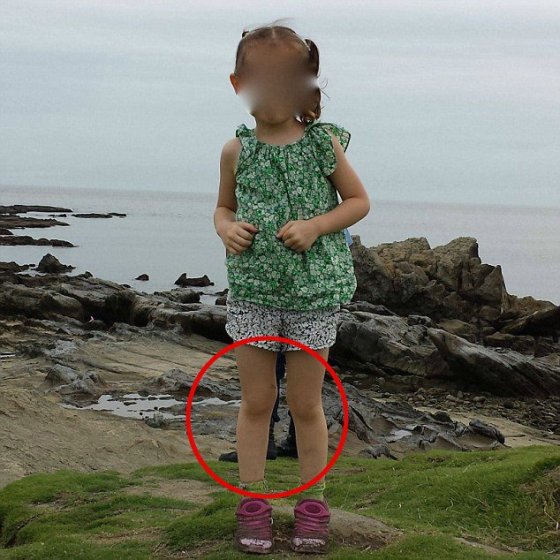მამაკაცმა იაპონიიდან სურათი გადაუღო თავის ქალიშვილს. წითელ წრეში აშკარად ჩანს ვიღაცის ფეხსაცმელი.