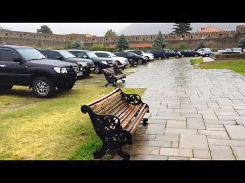 ფოტო სვეტიცხოვლის ეზოშია გადაღებული