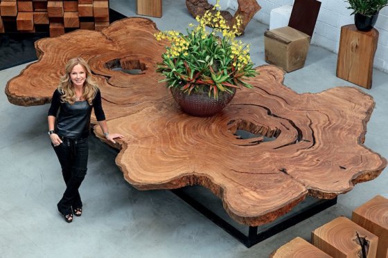 ეს მაგიდა ერთი ხის  მორისგანაა დამზადებული