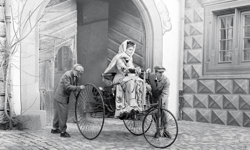პირველად ქალი საჭესთან-ბერტა ბენცი მართავს  Benz Patent-Motorwagen-ს-1886წ.