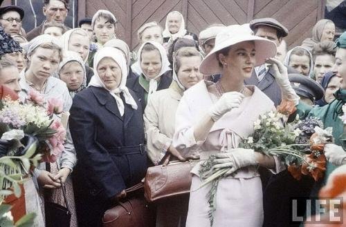 ორი საპირისპირო სამყაროს შეხვედრა-Dior -ის მოდების ჩვენება მოსკოვში-1959 წელი