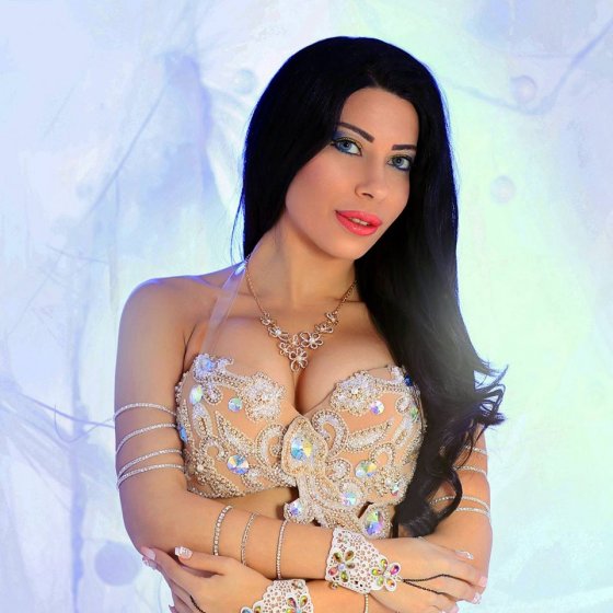 არაბული ცეკვების პროფესიონალი ქალი