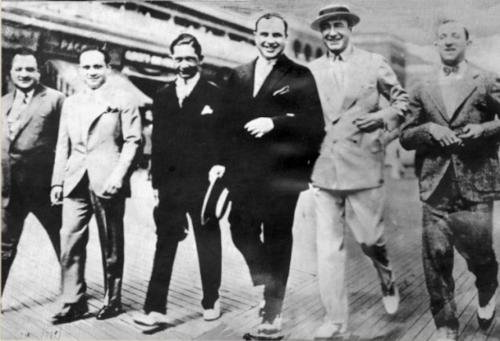 ალ კაპონე მეგობარ გენგსტერებთან ერთად-1929 წელი