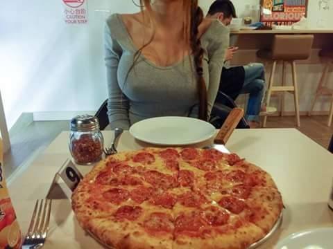 გემრიელი პიცა ჩანს