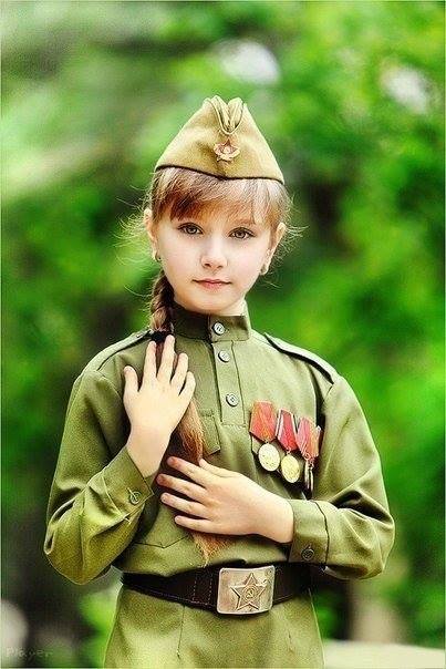 გოგონა საბჭოთა კავშირის სამხედრო ფორმაში