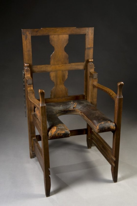 სკამი, რომელსაც მე-18 საუკუნის 50-იან წლებში მშობიარობის დროს იყენებდნენ.