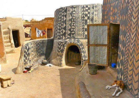 თიხის მოხატული სახლები აფრიკაში