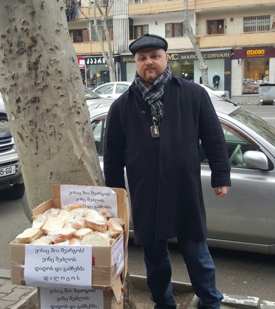 მშიერი ხალხის დასაპურებლად ქუჩაში კეთილშობილი ადამიანები პურს არიგებენ