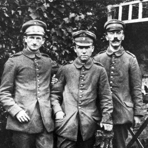ადოლფ ჰიტლერი (მარჯვნივ)-1914 წელი