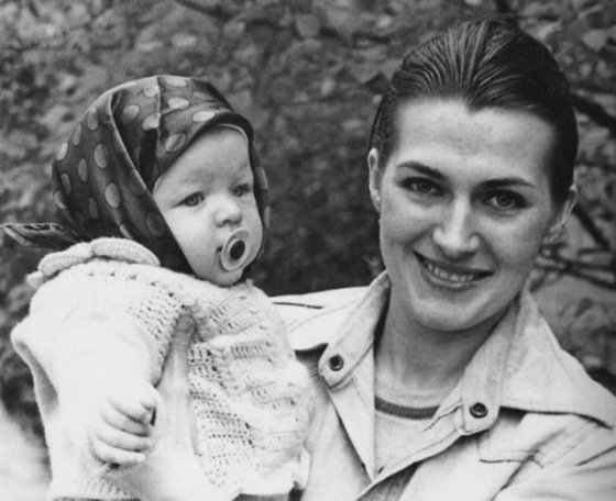 ჩვილი მილა იოვოვიჩი დედასთან- გალინა ლიგინოვასთან ერთად