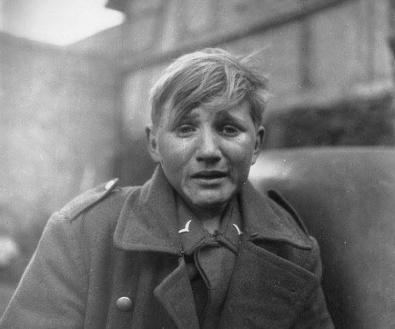 16 წლის გერმანელი სამხედრო ბერლინის დაცემისას , 1945 წელი.