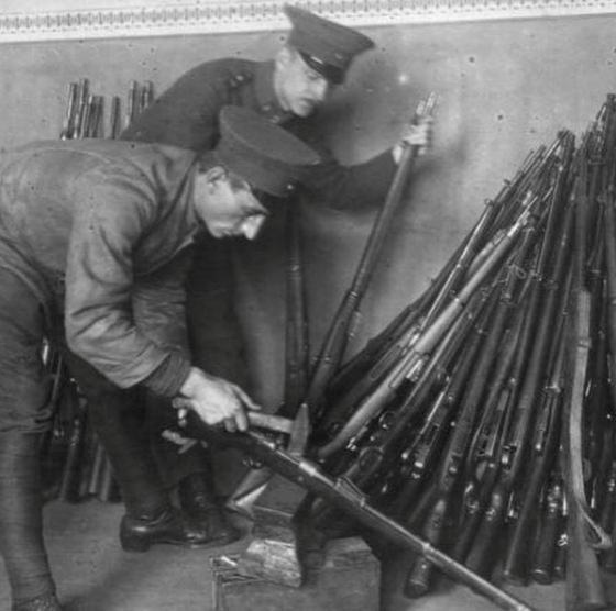 გერმანელი ჯარისკაცები ანადგურებენ საკუთარ იარაღებს, ვერსალის შეთანხმების შემდეგ