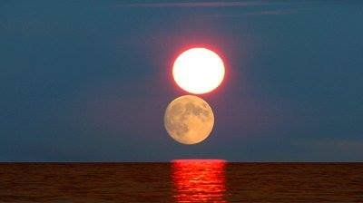 მზე და მთვარე ცაზე ერთი და იგივე ზომის გასაოცარი დამთხვევის გამო ჩანს მთვარე 400-ჯერ პატარაა, ვიდრე 