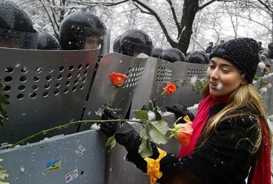 უკრაინელი გოგონა, რომელიც პოლიციელებს ყვავილებით ამკობს