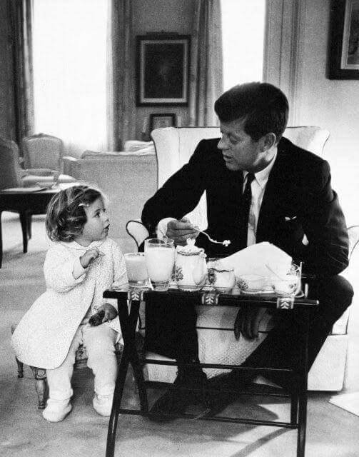 ჯონ კენედი თავის ქალიშვილთან ერთად