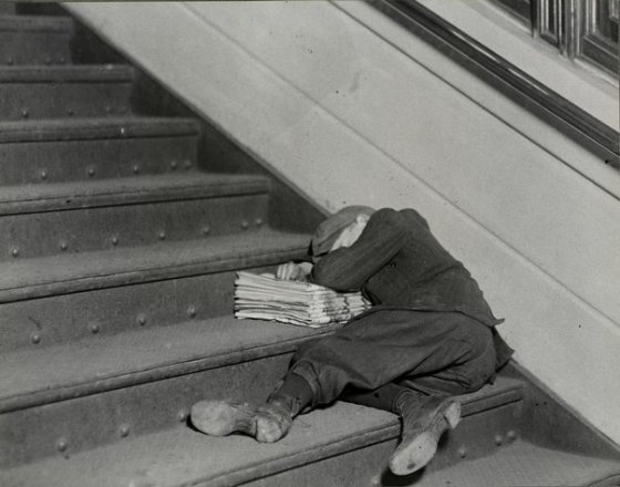 გაზეთების გამყიდველ ბავშვს ჩაეძინა კიბეებზე.