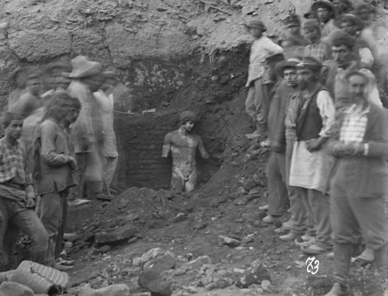 ქანდაკების აღმოჩენა ანტიკურ ქალაქ დელფიში,1893წელი