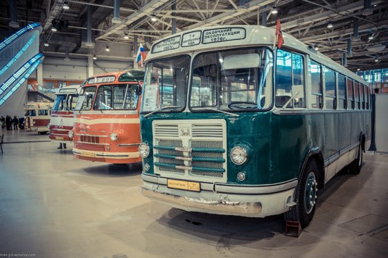 რეტრო საბჭოთა ავტობუსების გამოფენა მოსკოვში-ЗИЛ-158  და ЛАЗ-695