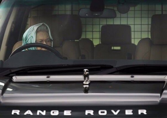 ინგლისის დედოფალი ელიზაბეტ მეორე Range Rover-ის საჭესთან