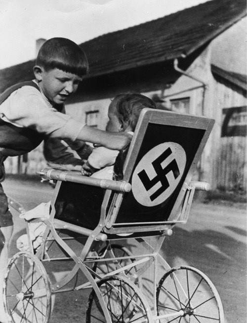 საბავშვო ეტლი ნაცისტურ გერმანიაში.