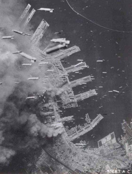 ამერიკული ბომბდამშენების მიერ ჩაყრილი ბომბები ქალაქ კობეში. იაპონია. 1945 წელი.