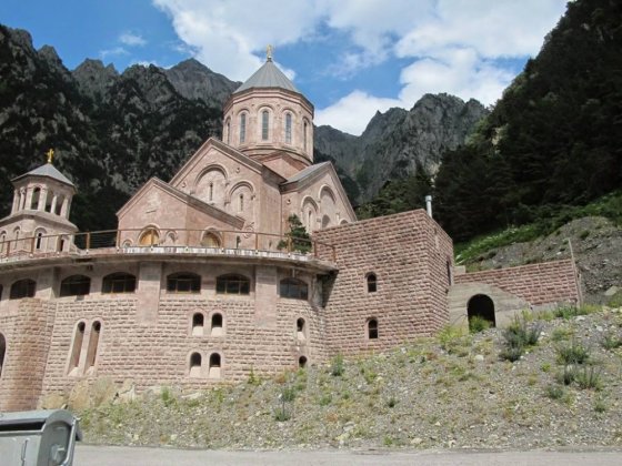 მთავარანგელოზთა სახელობის მამათა მონასტერი, დარიალის ხეობაში.