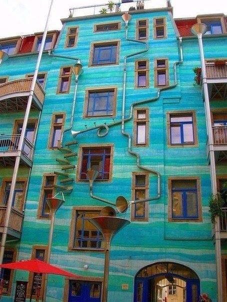 ეს შენობა მდებარეობს დრეზდენში, გერმანიაში. მას ეწოდება Neustadt Kunsthofpassage. როცა წვიმს, იგი მუ