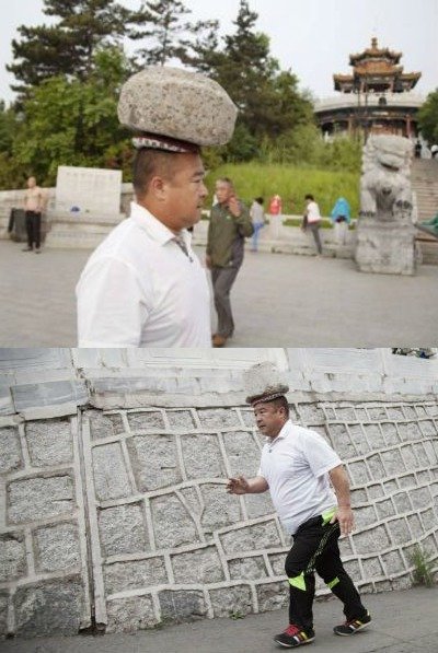 ჩინელი მამაკაცი თავზე დადებული 40 კილოგრამიანი ქვით დასეირნობს